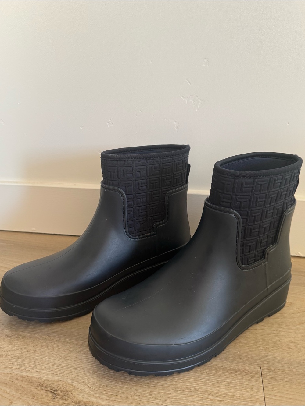 Tommy Hilfiger Women’s Blue Ankle Rain Boots | Size 6